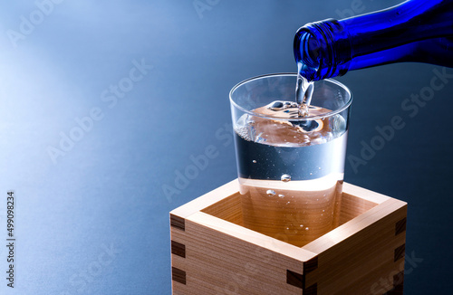 冷酒　日本酒を注ぐ
