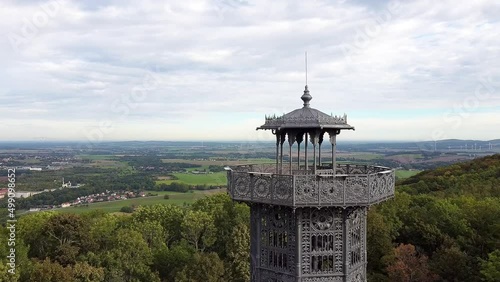 Drohnenaufnahme, Drohnenflug über den König Friedrich Augusturm auf dem Löbauer Berg mit weitem Blick in die Landschaft bis Löbau, Oberlausitz, Sachsen, Deutschland