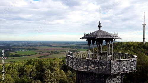 Drohnenaufnahme, Drohnenflug über den König Friedrich August-Turm auf dem Löbauer Berg mit weitem Blick in die Landschaft bis Löbau, Oberlausitz, Sachsen, Deutschland