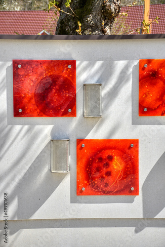 Urnengrab, Urnenfriedhof, Letzte Ruhe, Urnennische, Urnennischen, Laterne, Grablaterne, unbenutzt, Grabplatte, Grabstein, Stein, leer, Friedhof, Ruhestätte, Urnenbeisetzung, Kolumbarium, Nischen, Frie