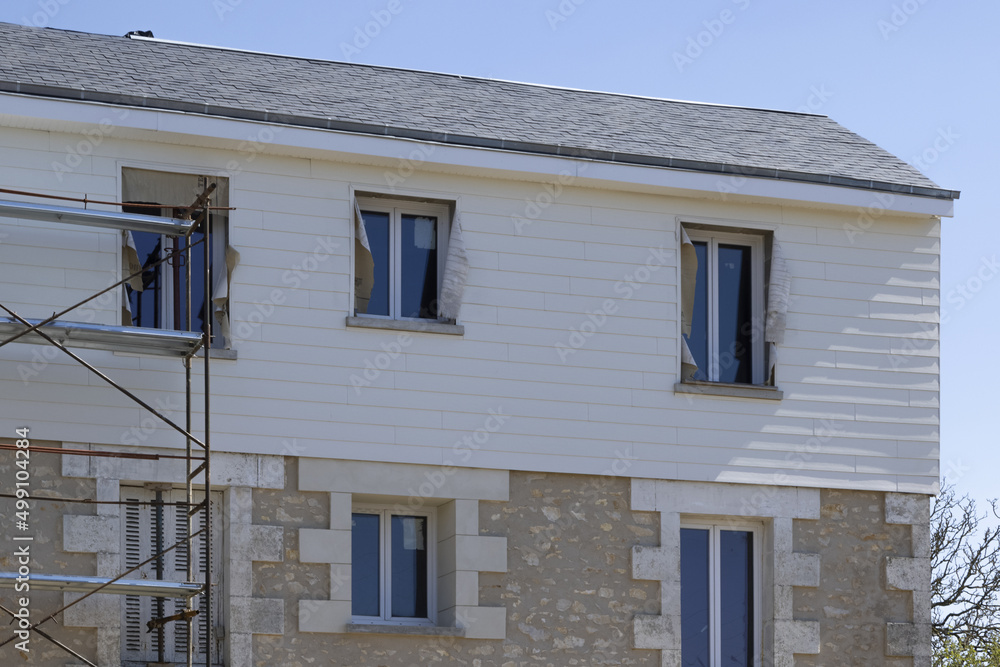 Chantier de pose de bardage extérieur d'une maison	
