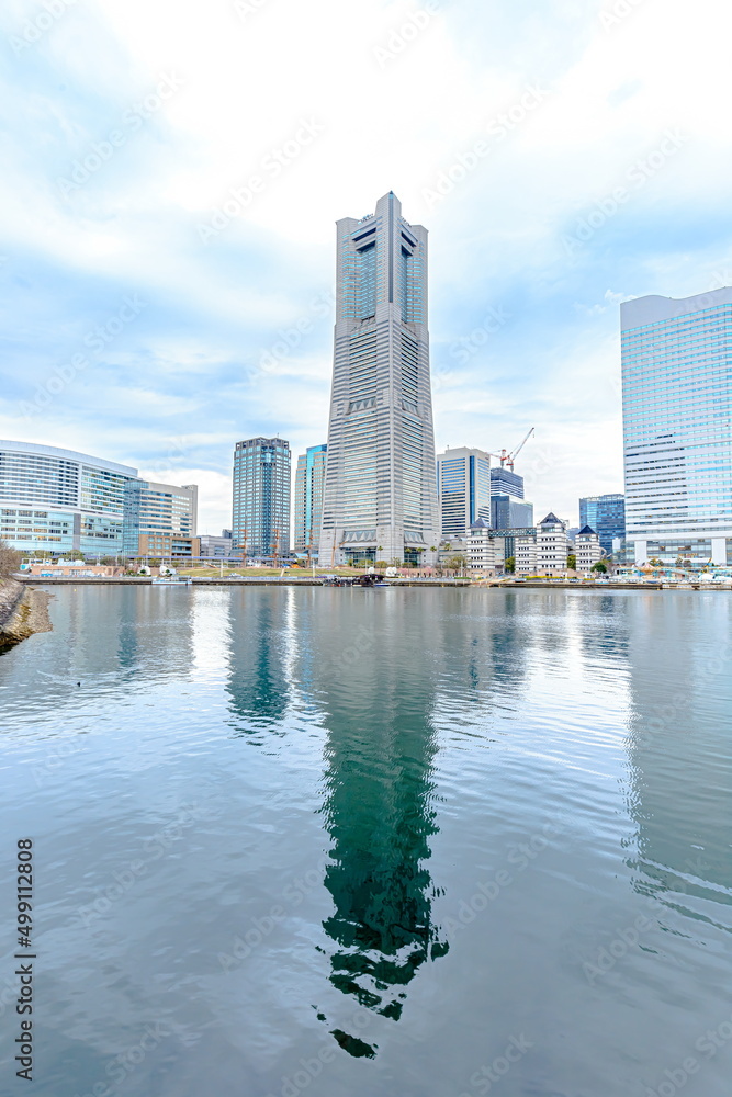 Fototapeta premium 汽車道から見た横浜市内（横浜ランドマークタワー） 神奈川県横浜市 Yokohama city seen from the train road(Yokohama Landmark Tower). Kanagawa-ken Yokohama city.