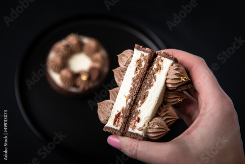 Tarte Schoko-Cheesecake. Feiner Cheesecake mit natürlicher Vanilleschote und einer haube aus Schokolade. Schrarze Hintergrund.  photo