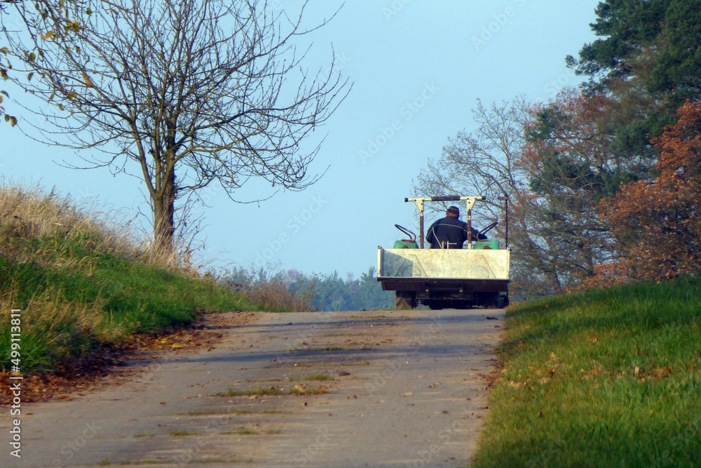 Fototapeta premium Landwirt mit Traktor