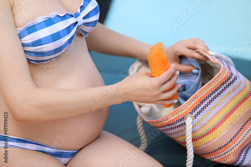 Young pregnant woman with b...