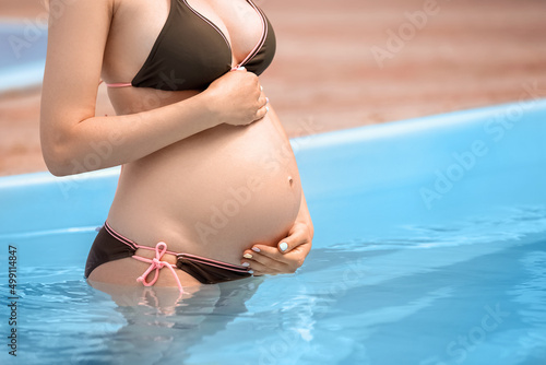 Young pregnant woman relaxi...