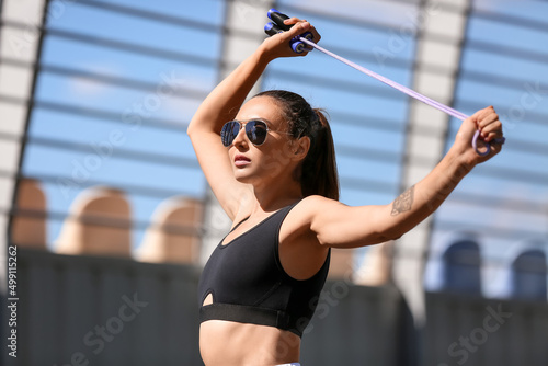 Sporty young woman in sungl...