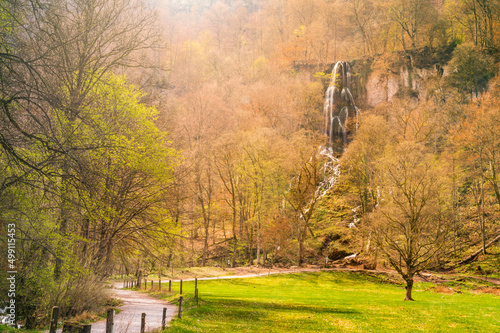 Fototapeta Naklejka Na Ścianę i Meble -  Weg zum Uracher Wasserfall im Herbst - Uracher Wasserfall, Bad Urach, Schwäbische Alb