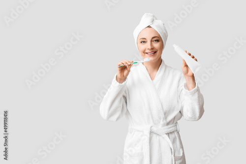 Beautiful mature woman in b...
