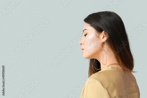 Elegant Asian woman with gl...