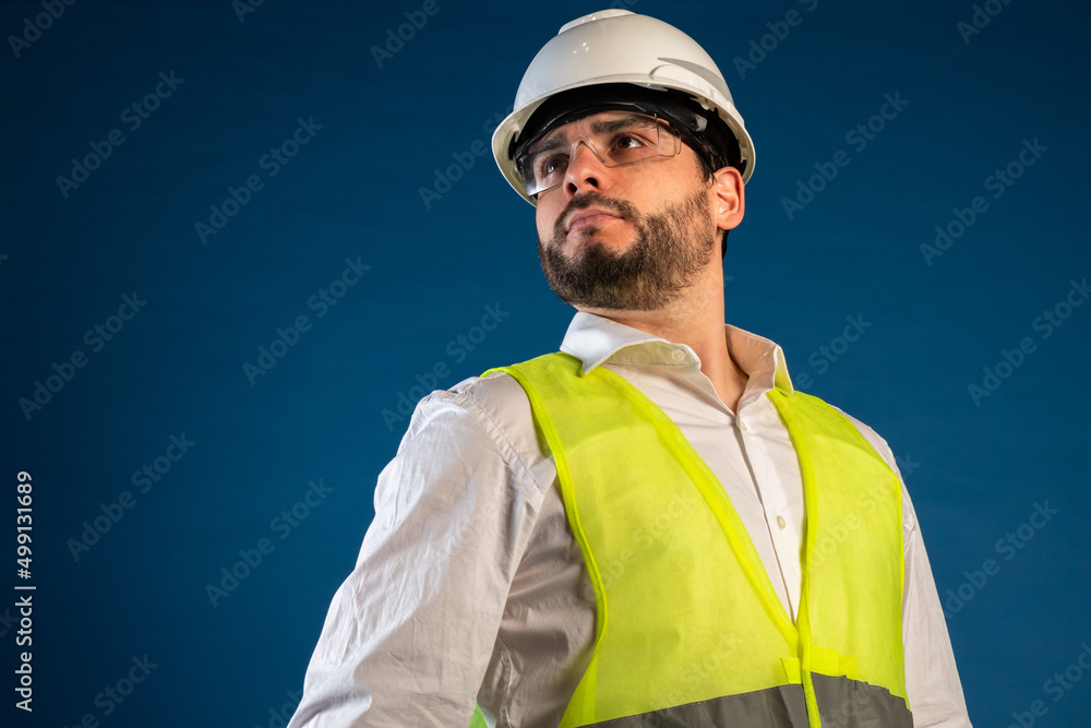 Ingeniero mirando al horizonte Ingeniero mirando al horizonte