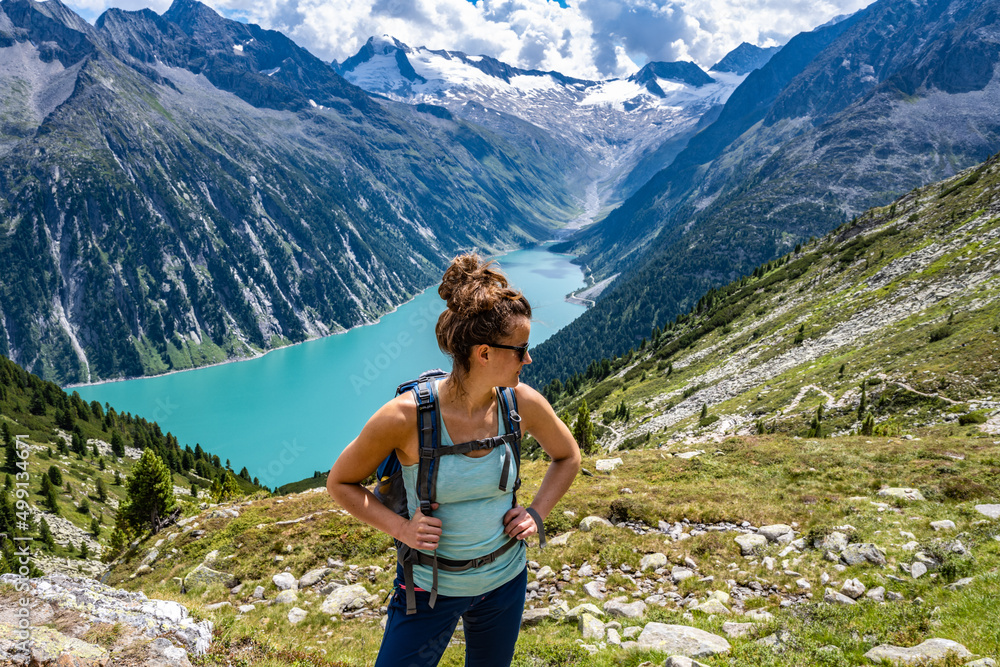 Naklejka premium Wanderung am Schlegeisspeicher zur Olperer Hütte