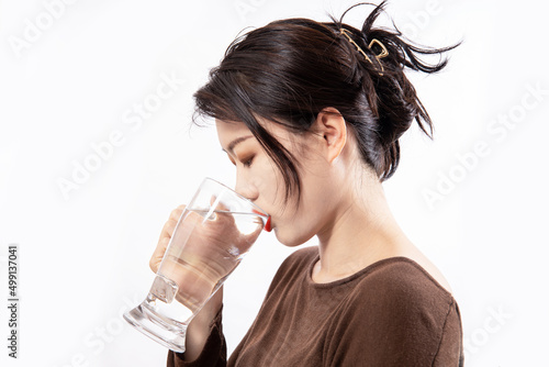 Bilde på lerret Girls drink plenty of water to replenish body fluids after exercise