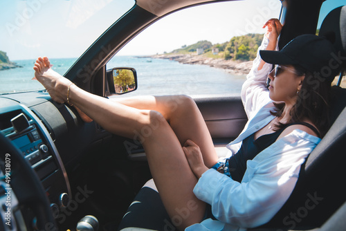 Quadro su tela woman sitting in car show sexy legs looking at summer sea beach
