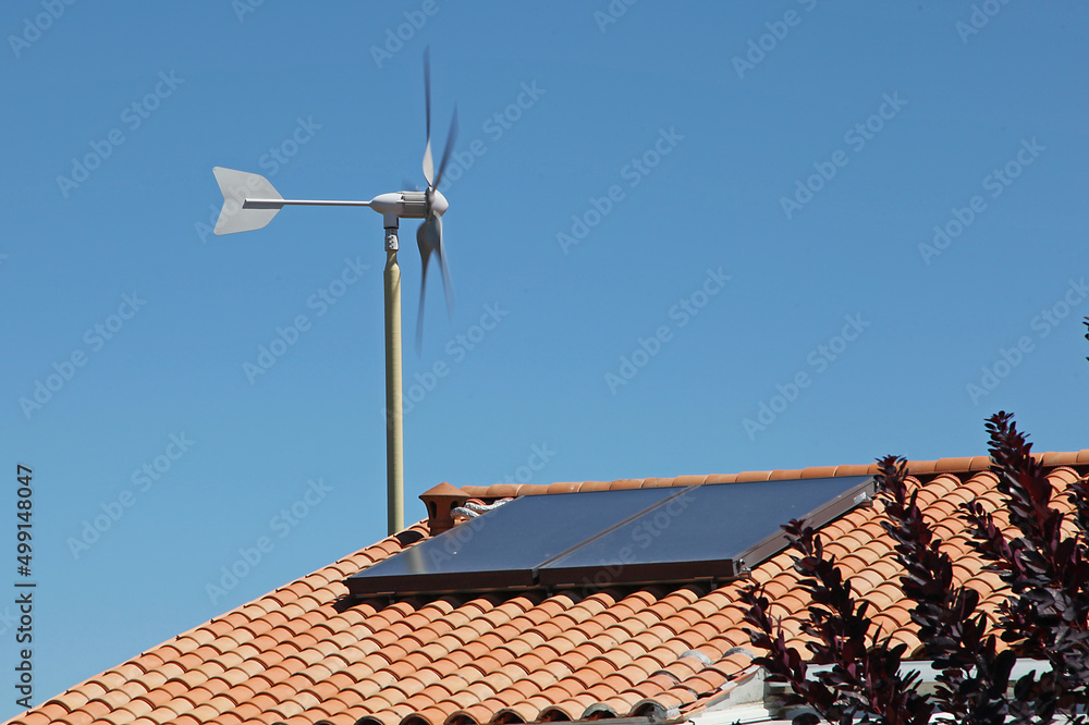 Eolienne et chauffe eau solaire Eolienne et chauffe eau solaire