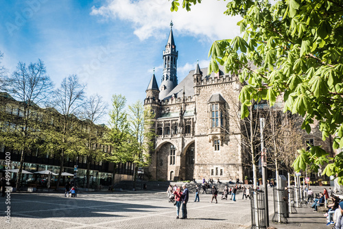 Aachener Rathaus im Frühling