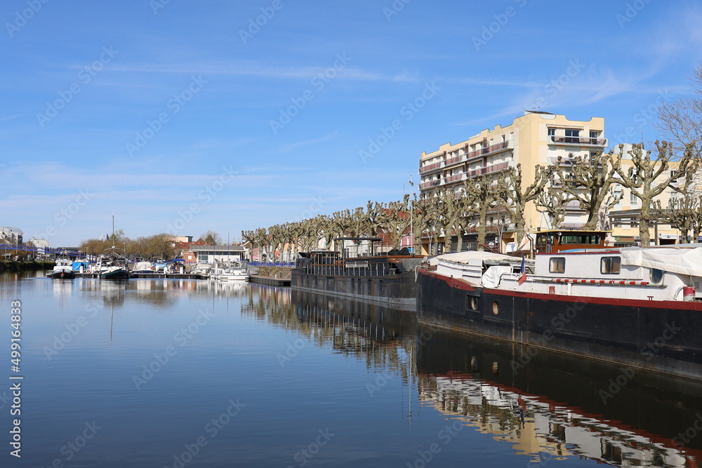 Bâteaux dans le port de plaisance fluvial, ville de Montceau Les Mines, département de Saone et Loire, France