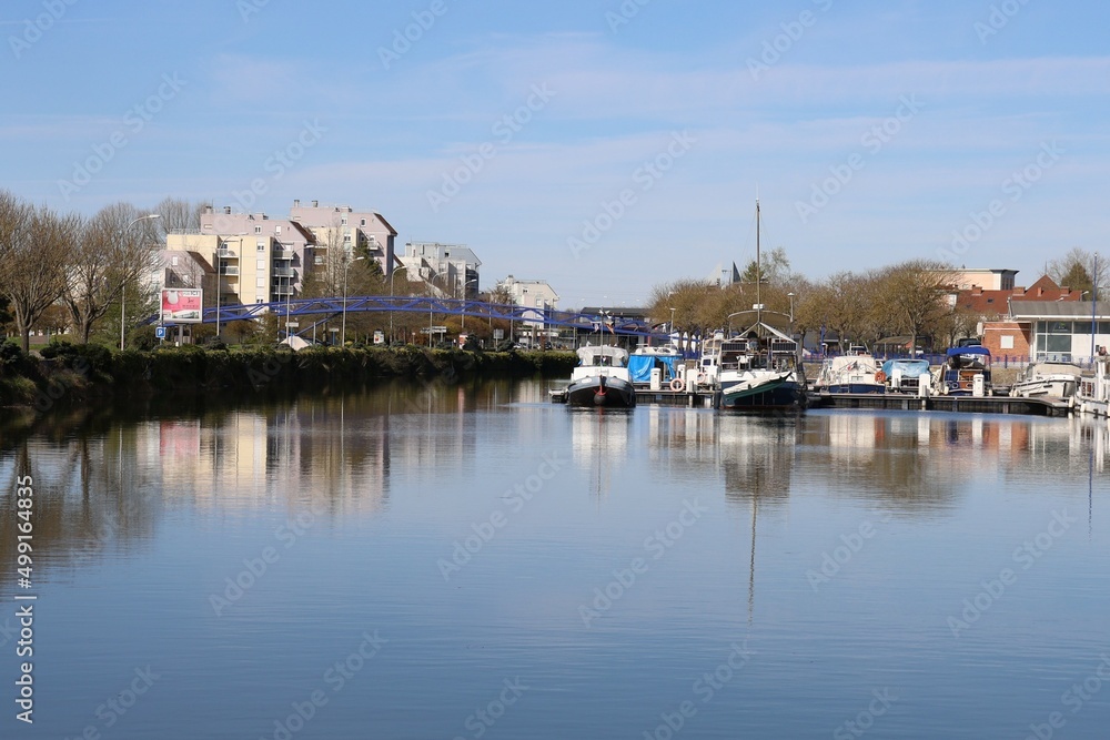 Bâteaux dans le port de plaisance fluvial, ville de Montceau Les Mines, département de Saone et Loire, France