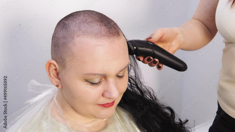 Vidéo Stock An Orthodox Hasidic Jewish woman is shaved bald after her