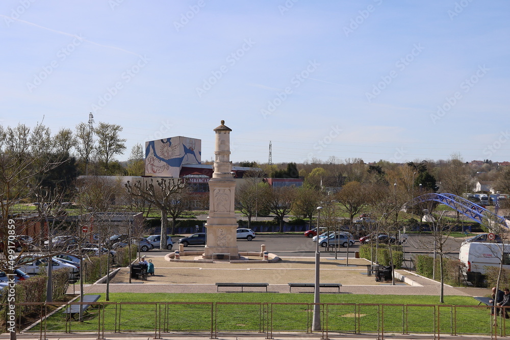 La place située rue de la république, devant l'église Notre Dame, ville de Montceau Les Mines, département de Saone et Loire, France