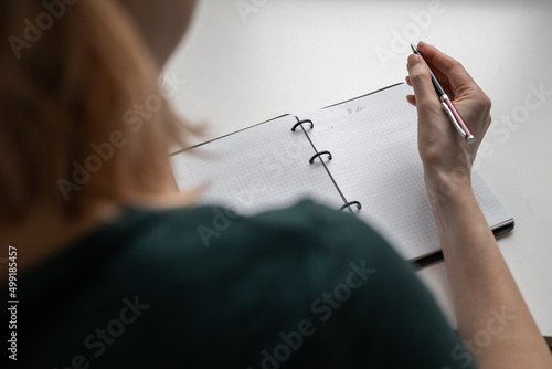 Women's hand writing to do sign in note.