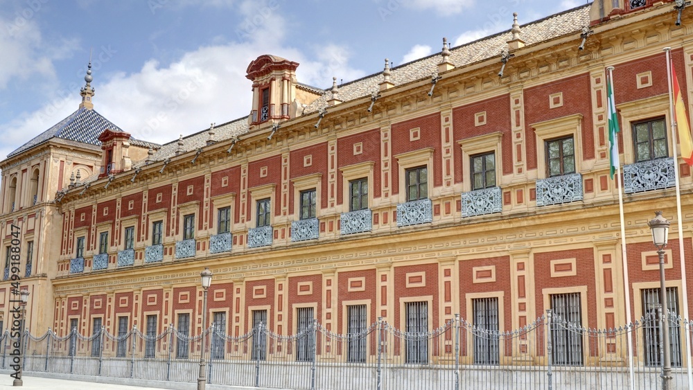 Obraz premium Séville: palais de San Telmo et berges du Guadalquivir avec le quartier de Triana en Andalousie dans le sud de l'espagne