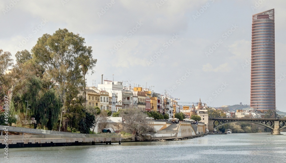 Séville: palais de San Telmo et berges du Guadalquivir avec le quartier de Triana en Andalousie dans le sud de l'espagne