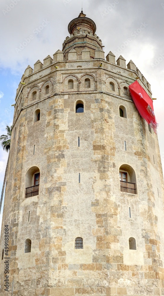 Séville: palais de San Telmo et berges du Guadalquivir avec le quartier de Triana en Andalousie dans le sud de l'espagne