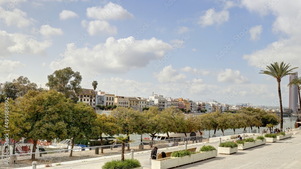 Séville: palais de San Telmo et berges du Guadalquivir avec le quartier de Triana en Andalousie dans le sud de l'espagne