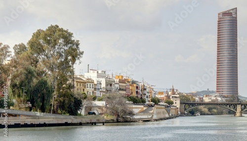 Séville: palais de San Telmo et berges du Guadalquivir avec le quartier de Triana en Andalousie dans le sud de l'espagne © Lotharingia