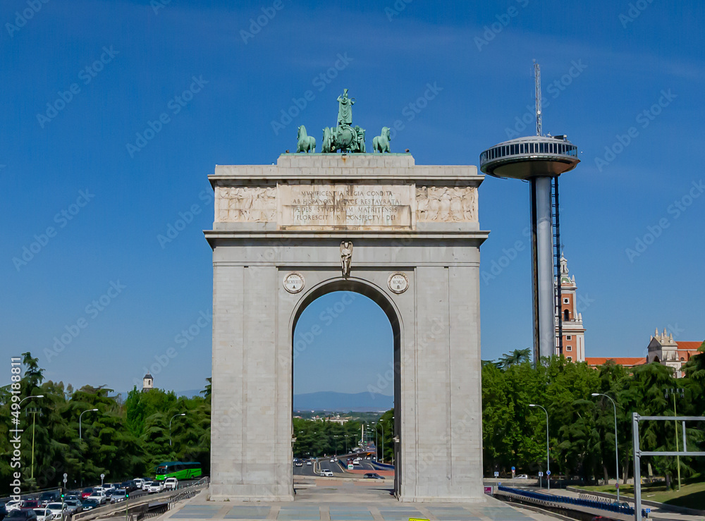 Obraz premium victory arch and moncloa lighthouse