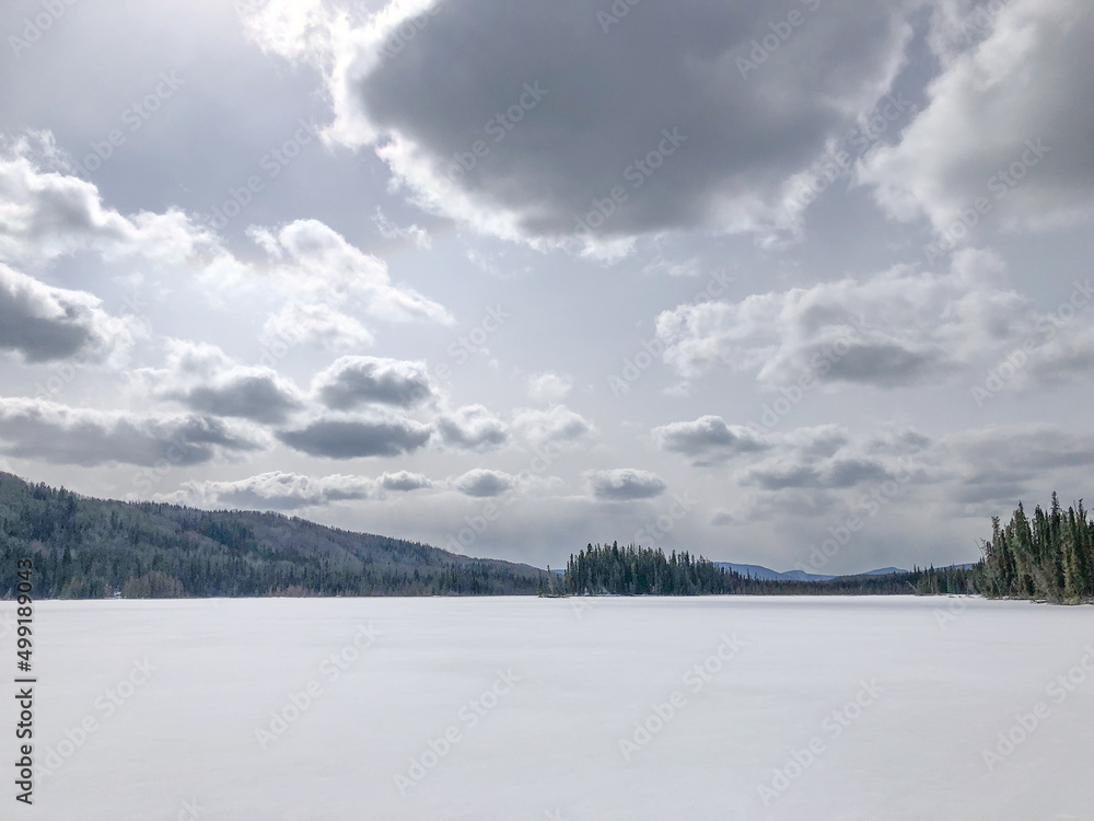 Obraz premium Frozen lake in Canadian rocky mountains during winter