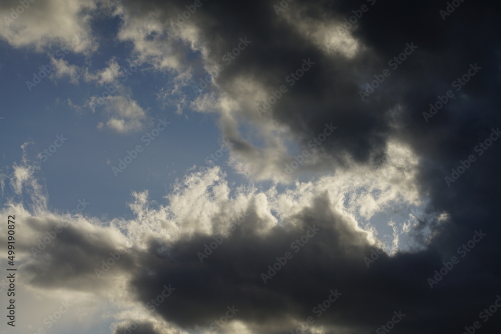 Wolken Himmel mit dichter Bewölkung und wenig blauem, unbedecktem Himmel