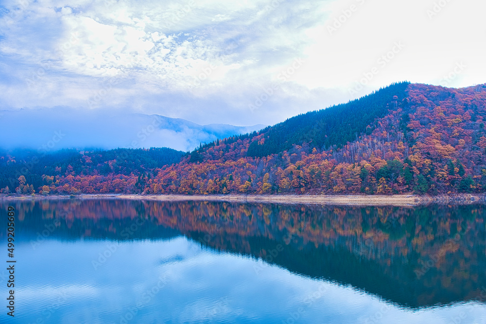湖に映る山の紅葉