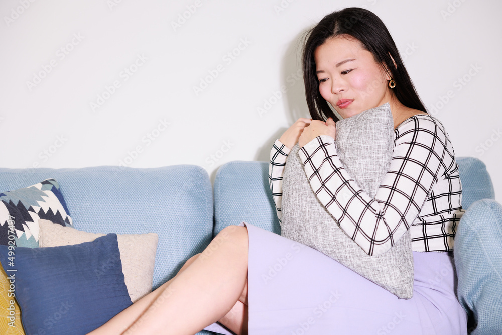 ソファーに座ってくつろぐ日本人女性