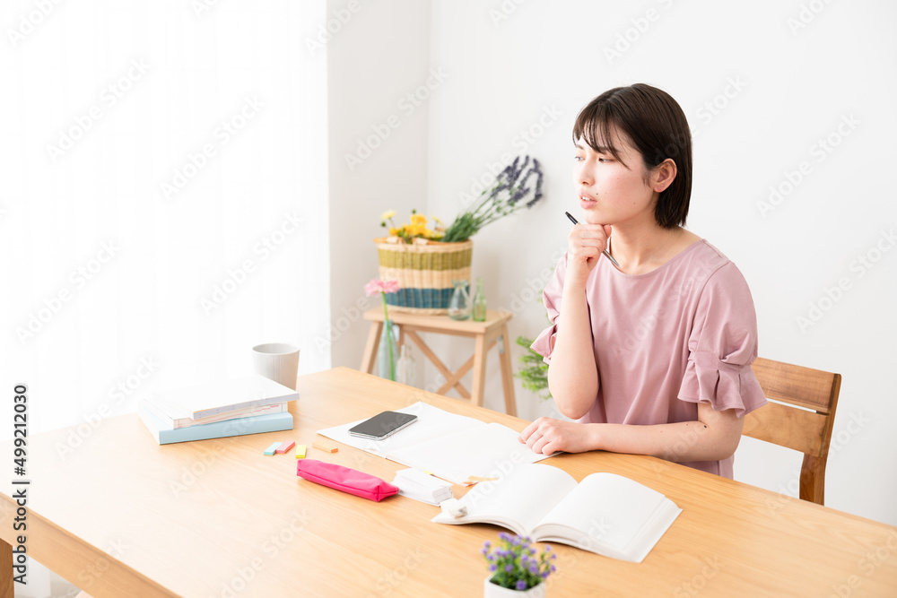 勉強をする若い女性 勉強をする若い女性