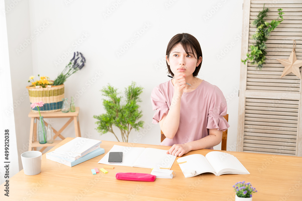 勉強をする若い女性 勉強をする若い女性