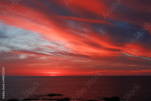 オレンジ色の雲がきれいな夕暮れの海  © まり子 佐藤