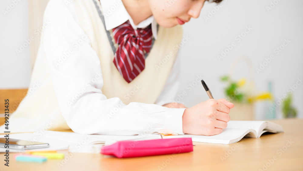 勉強をする女子高生