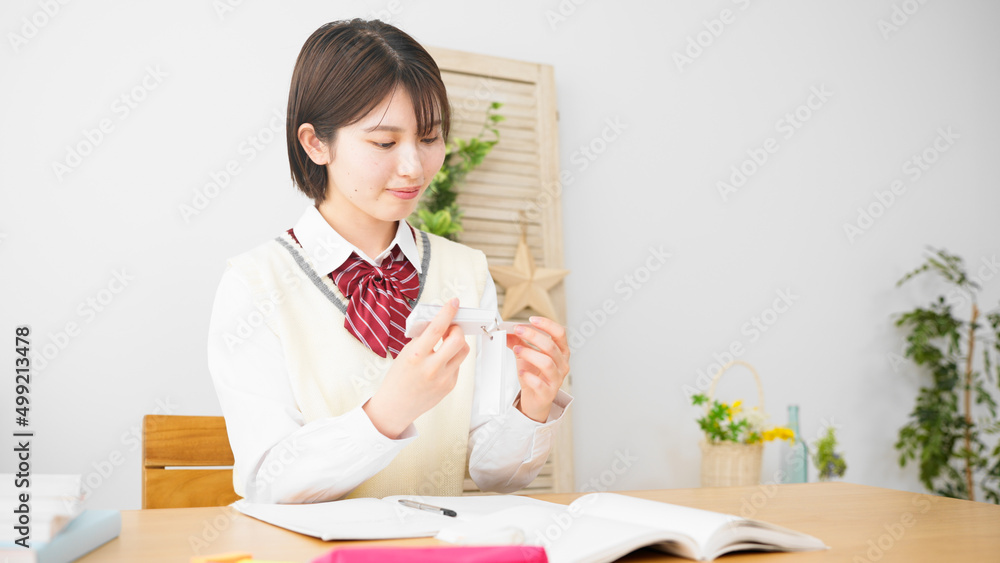 単語帳を読む女子高生イメージ