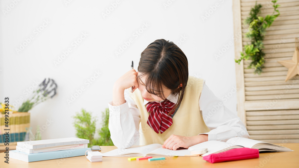 勉強をする女子高生