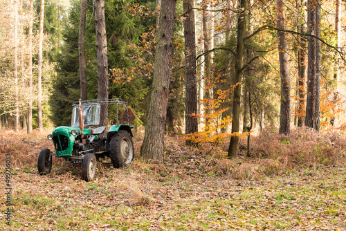 traktor, złom w lesie