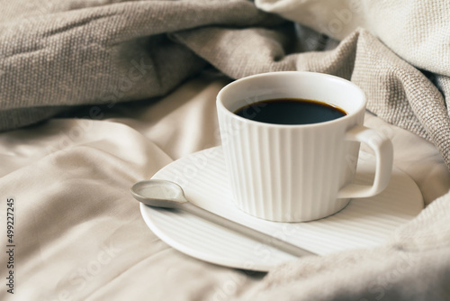 ベッドの上のコーヒー　朝　カフェ