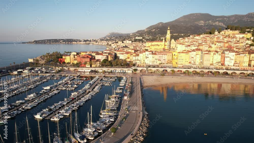 lever de soleil sur le vieux port de plaisance de Menton et l'Esplanade des Sablettes - Côte d'Azur lever de soleil sur le vieux port de plaisance de Menton et l'Esplanade des Sablettes - Côte d'Azur