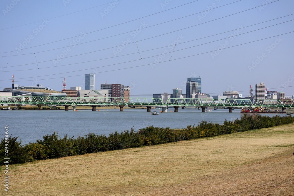 日本の都市の川の風景