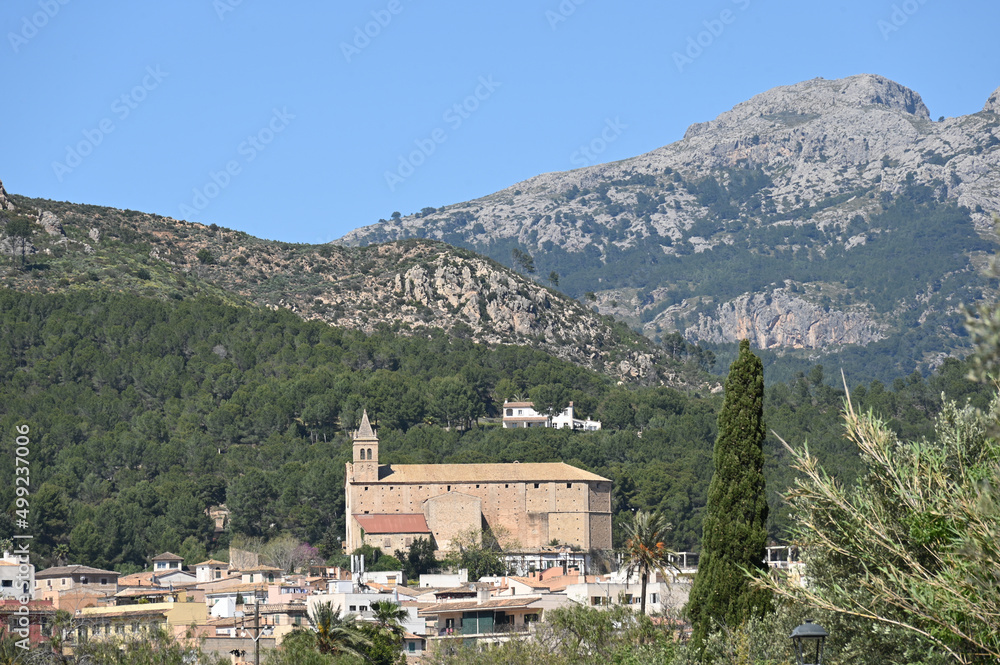 Blick auf Andratx auf mallorca mit rustikaler Kirche im Zentrum