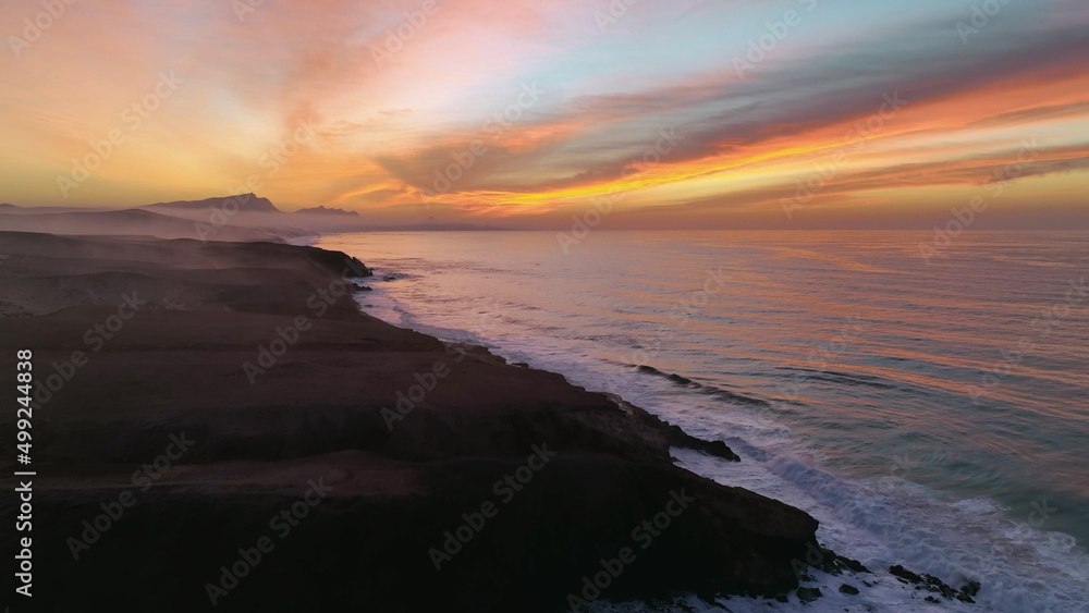 Obraz premium Drone video of a stunning sunset sky over the sea.