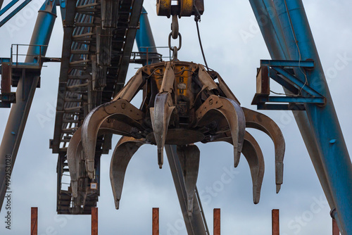 Giant hydraulic junk gripper, ready to work