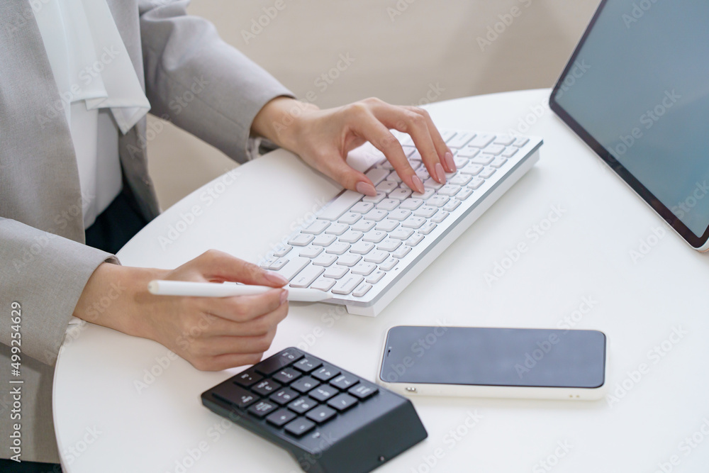 パソコンのキーボードを打つ女性の手元 パソコンのキーボードを打つ女性の手元
