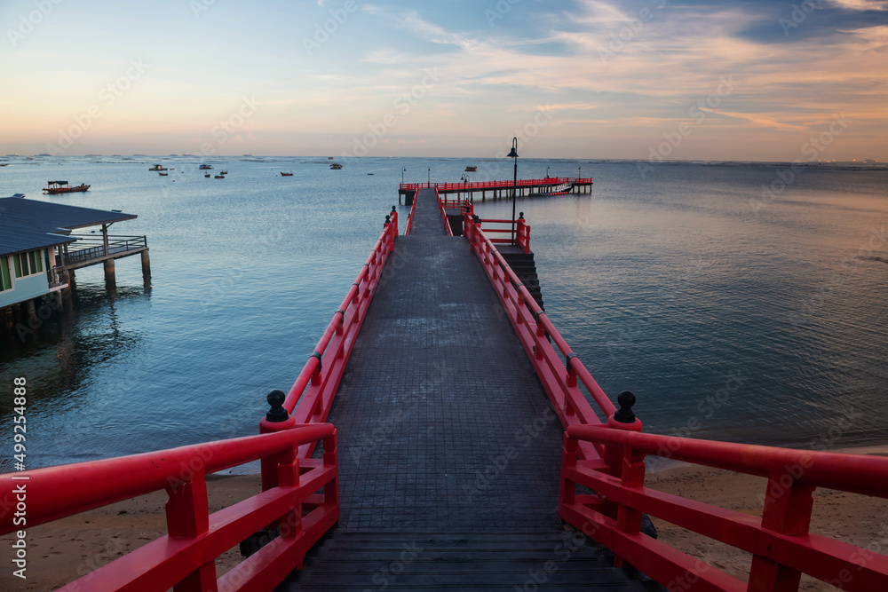 Obraz premium Long Red Bridge at beach sea in morning, Sriracha